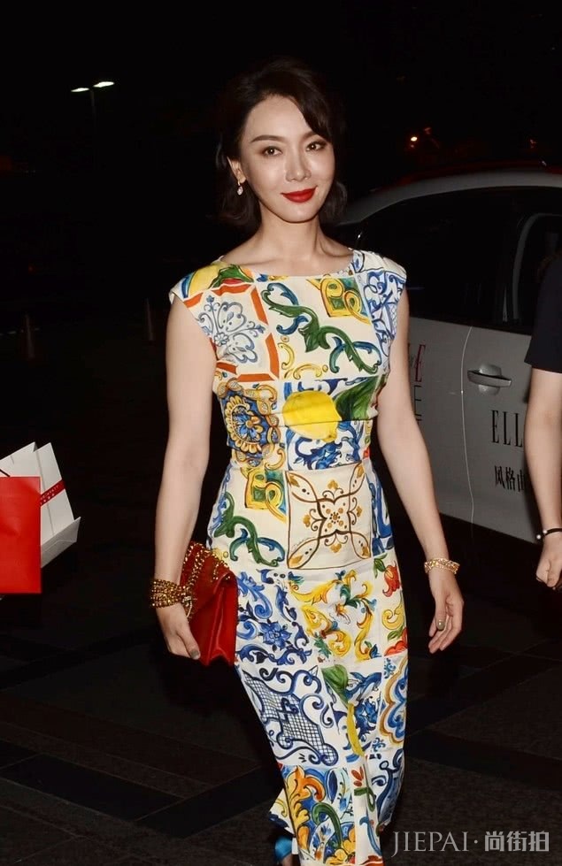 陈数的气质真好!这么艳丽的印花裙穿上却不俗气 造型完美