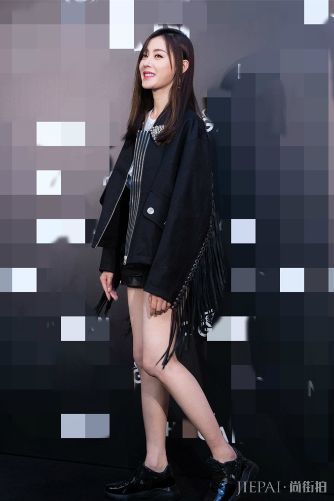 张天爱穿短裤现身，即使只穿双平底鞋，腿还是依然好看