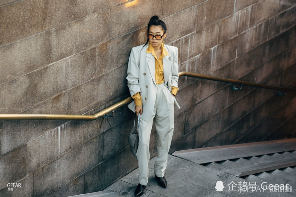 来自俄罗斯时装周的街拍搭配灵感！秋冬季的一抹亮色点缀