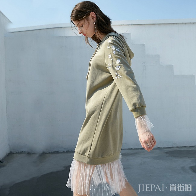 今年流行这样搭，“网纱裙+卫衣”混配