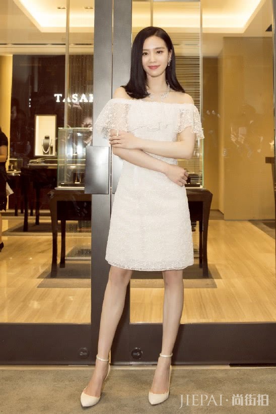 刘诗诗系腰带还故意把肚子露出来？这时尚感学不来