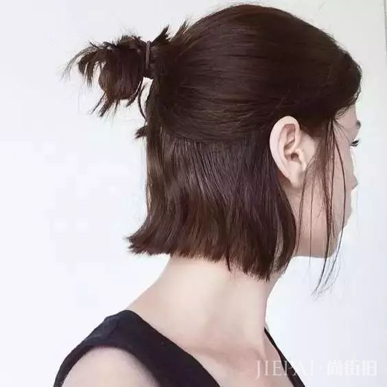 今年秋冬短发越来越流行,像这样扎一半,清新又好看!