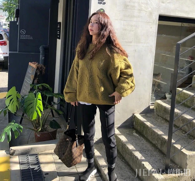 这几款韩系秋装少女衣服，25岁以下美女穿着，个个18岁