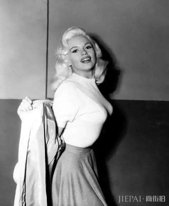 毛衣的叠穿非常重要。选对了让你时尚一个秋冬