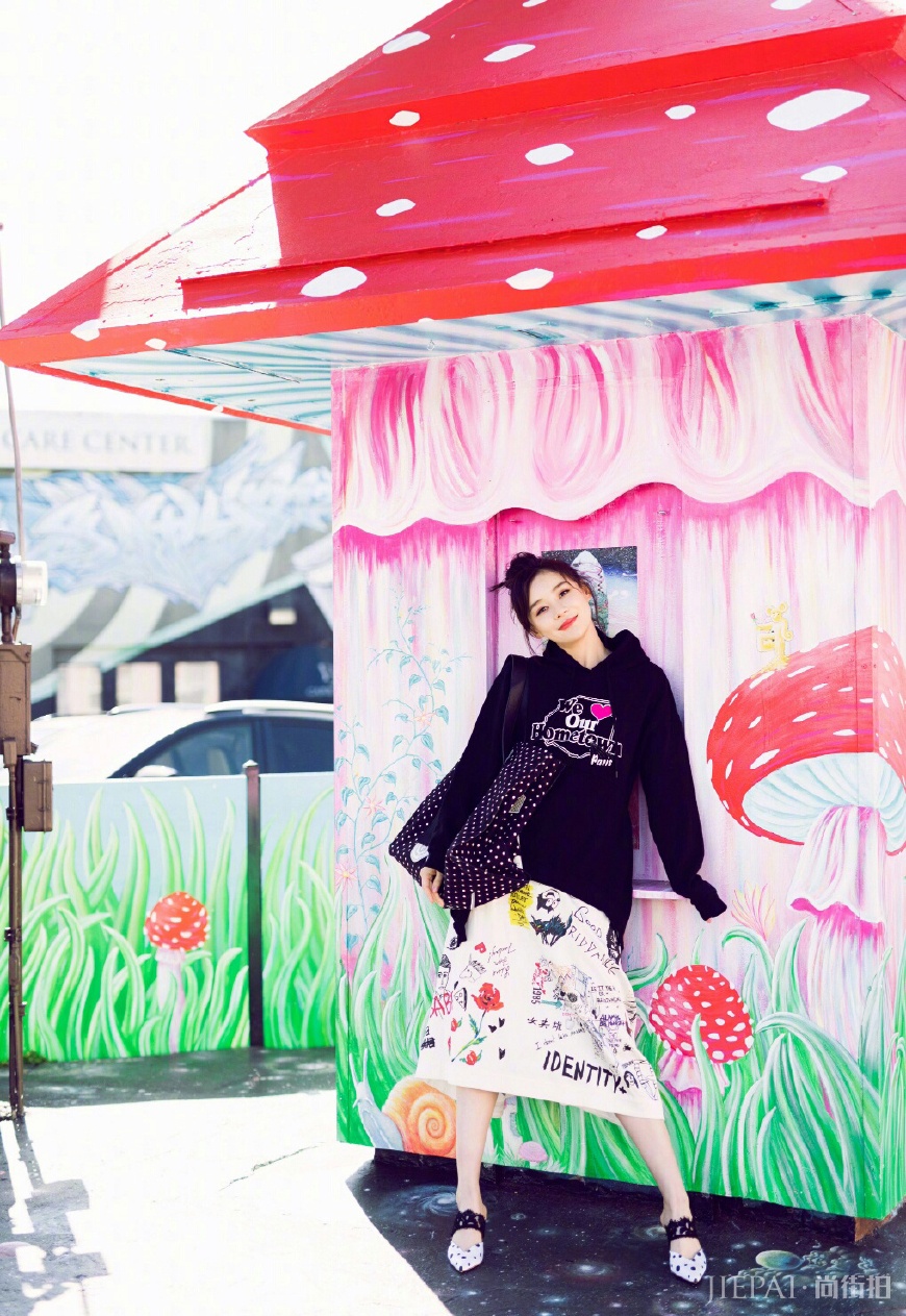 袁姗姗搭配波点纱质长裙,一秒年轻10岁,少女感立显又优雅大气