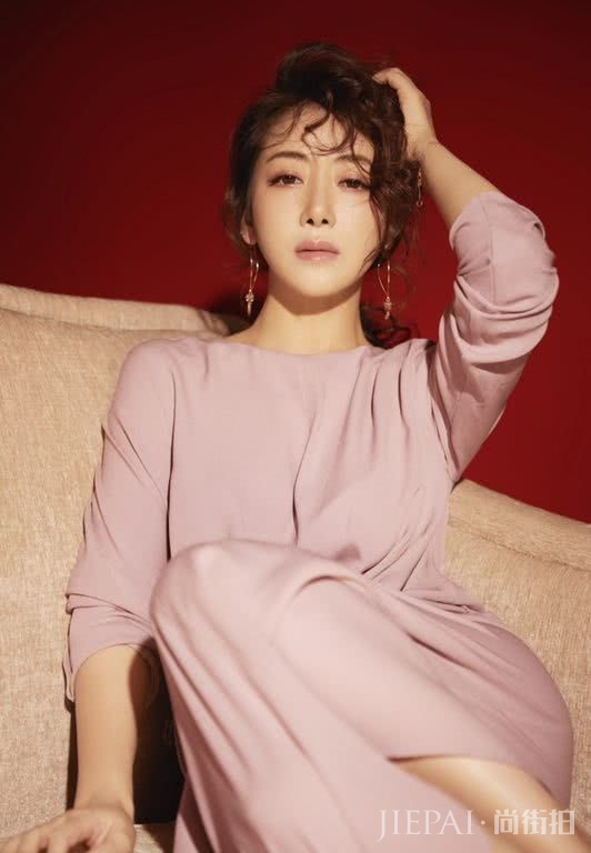 陈紫函换发型了,新款“陈式凌乱”发型时髦显嫩,这次美得惊艳