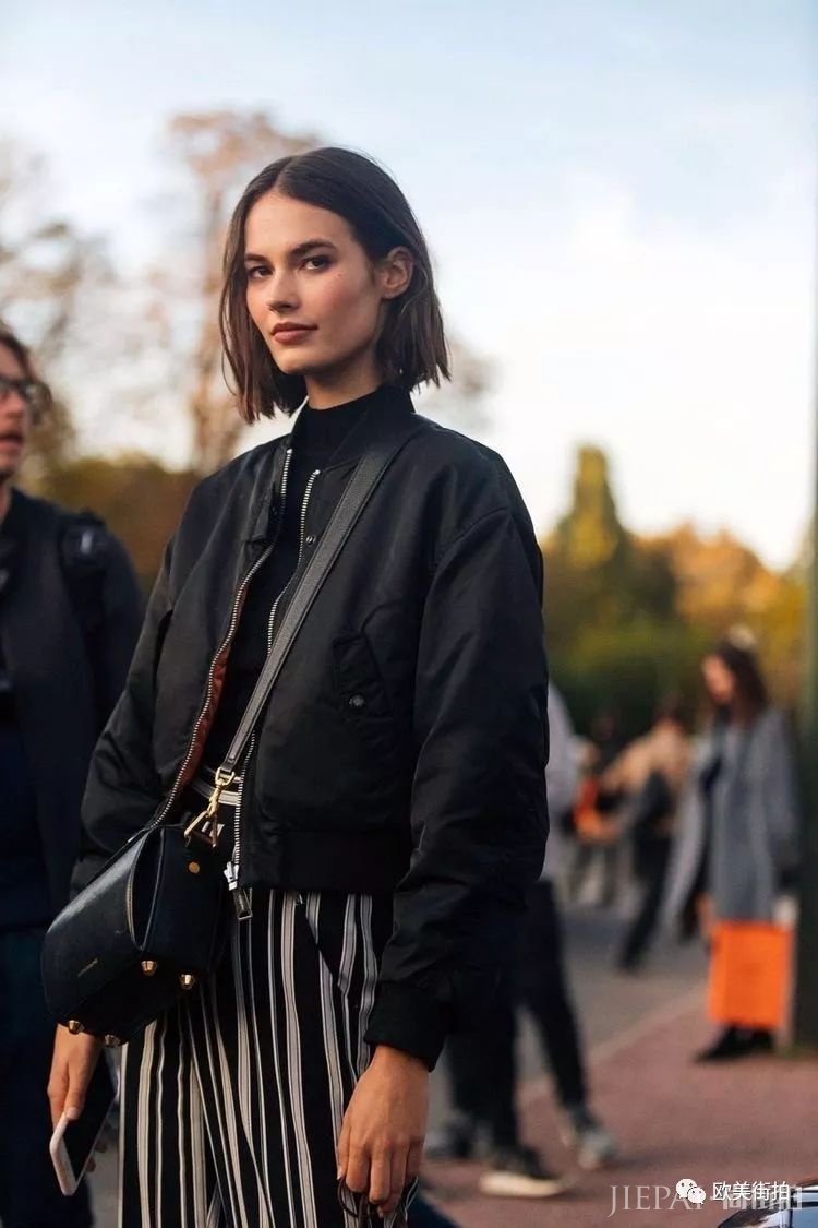 欧美街拍 秋冬你值得拥有一件黑色针织衫!
