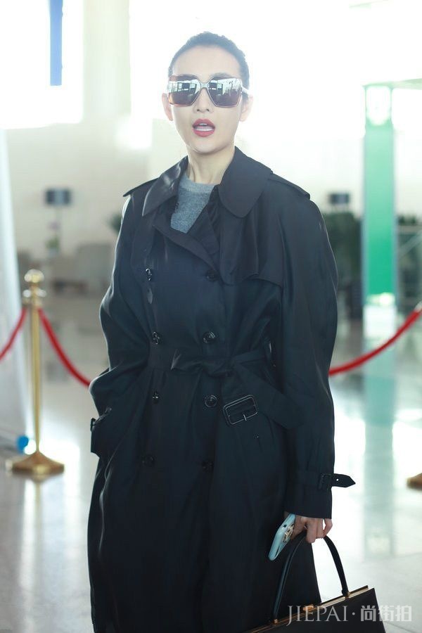 90斤王鸥穿大码风衣机场街拍,网友:衣服都能装下两个你了!