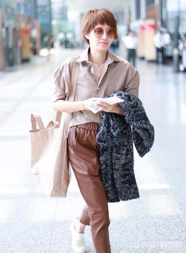 马伊琍穿旧衣,同套搭配换个发型更有气场