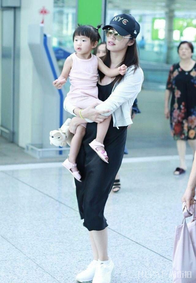 想不到姚晨居然这么会穿,一身“奶奶裙”都可以穿出高级感!