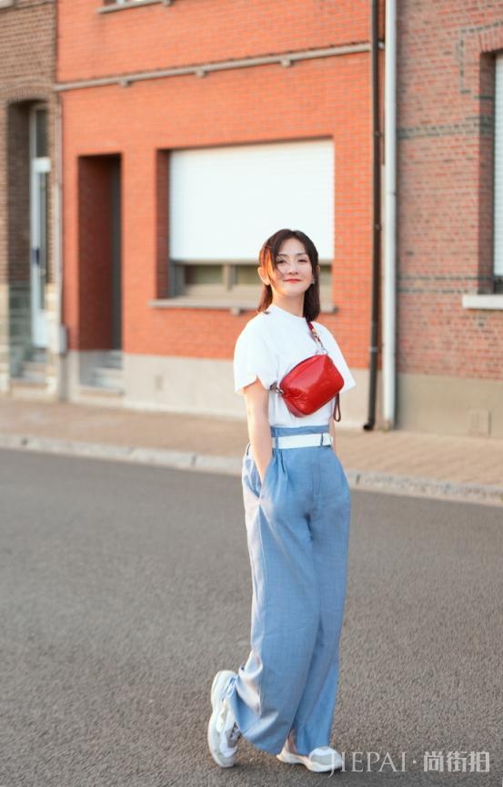 谢娜越来越会穿了!灰色毛衣配橙色高叉裙秀腿,美得像个小仙女