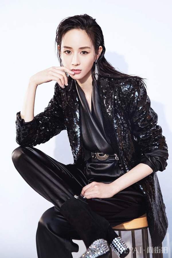 张钧甯亮片外套搭黑色连体裤，T台上气场十足！三百六十度无死角