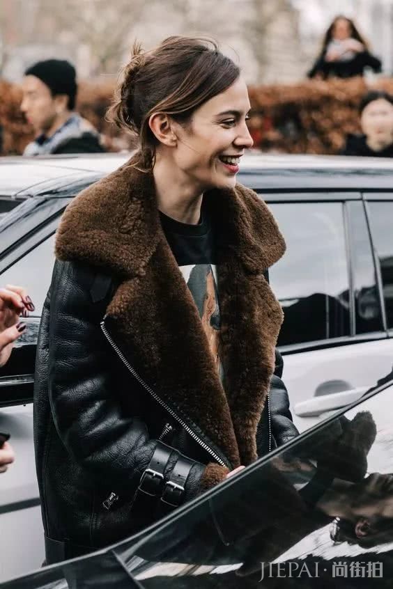 卫衣+牛仔裤=在2018秋冬街拍真的时髦炸了