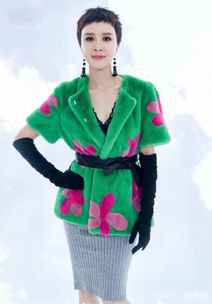 43岁金巧巧拍杂志,穿各种彩色貂皮大衣,拍出了某宝风?