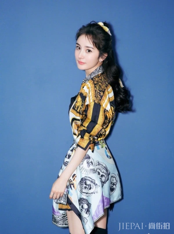 32岁杨幂硬穿出了18岁的样子!白色短袖+黄色吊带裙,真美