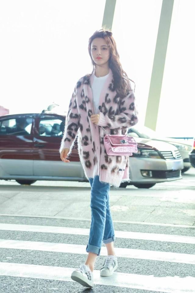 巴黎时装周特邀杨超越穿着一身桃粉,嫩的可以挤出水来!