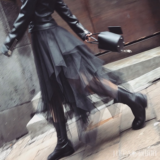 今年大火“网纱裙”，时髦妖精随性穿搭