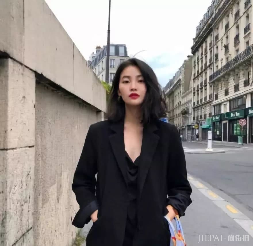 中性西装配偏分短发是绝配,复古风不好演绎,能撑起来的都是有颜值的小姐姐