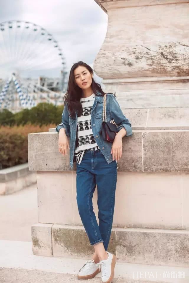 杨幂和迪丽热巴都穿经典单宁外套，你更喜欢谁的搭配？