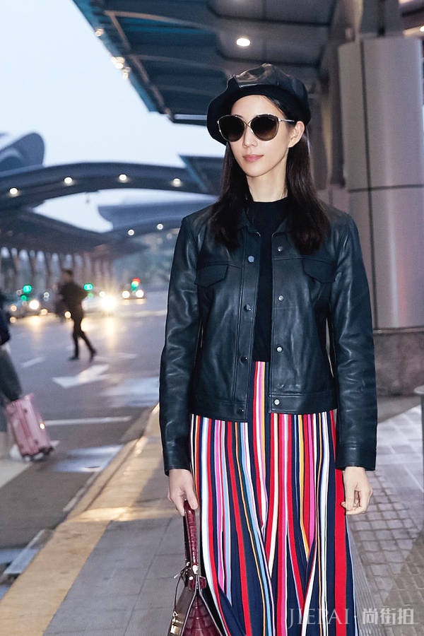 张钧甯亮片外套搭黑色连体裤，T台上气场十足！三百六十度无死角