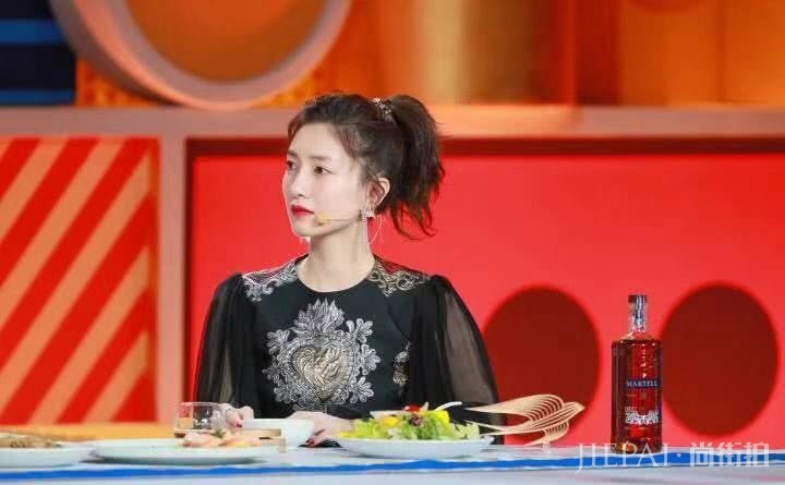 吴谨言与江疏影撞衫,一个复古优雅,一个靠气质取胜,谁更美?