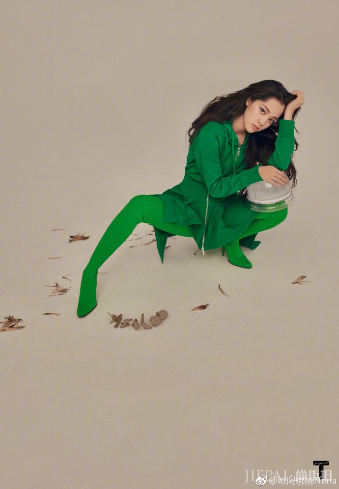 欧阳娜娜时尚杂志造型有点浮夸,网友评论像螳螂