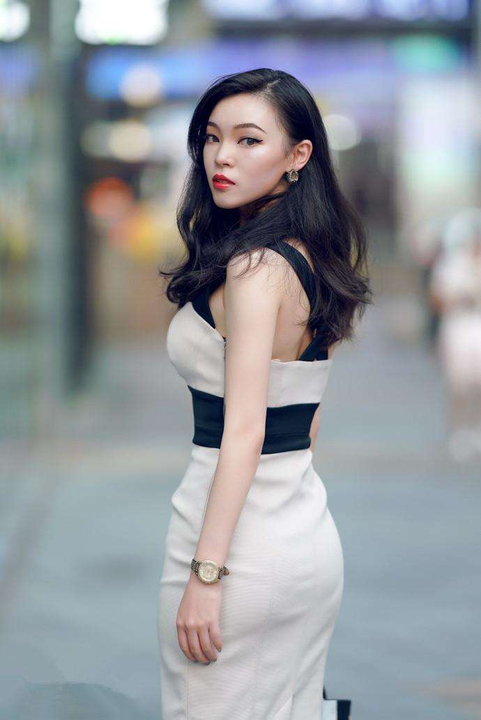 国内街拍: 回眸一笑生千媚, 虎牙小美女超可爱, 让人心都融化了