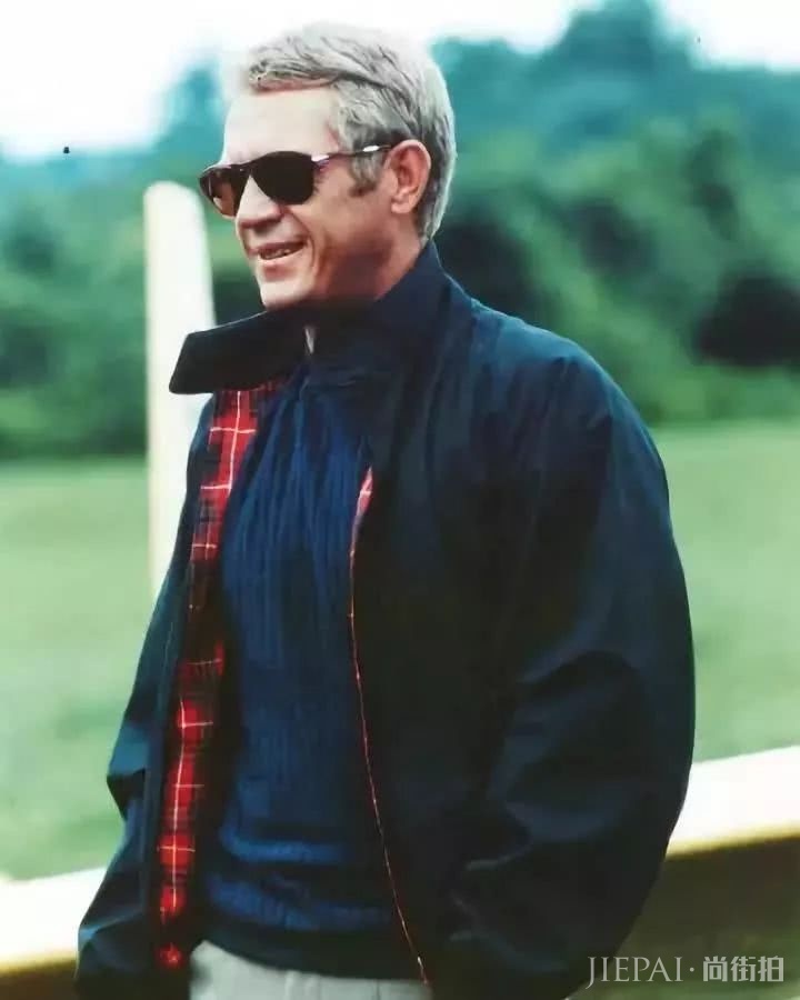 偷偷穿上爸爸飞行员夹克，发现到现在一点也不过时