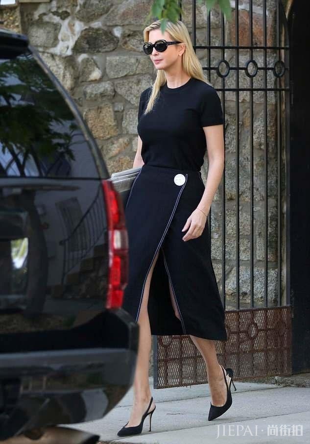 伊万卡旧衣新穿，一件蓝色印花裙衬衣换毛衣搭配，反而美得更高级