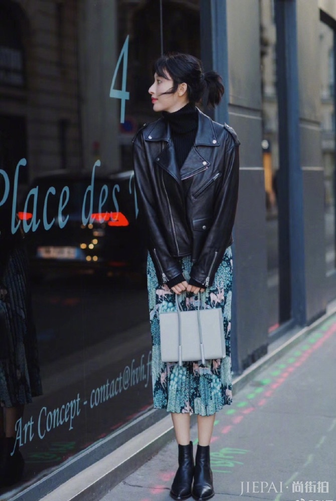 张俪穿搭走异域风格，一袭蓝色长裙性感优雅