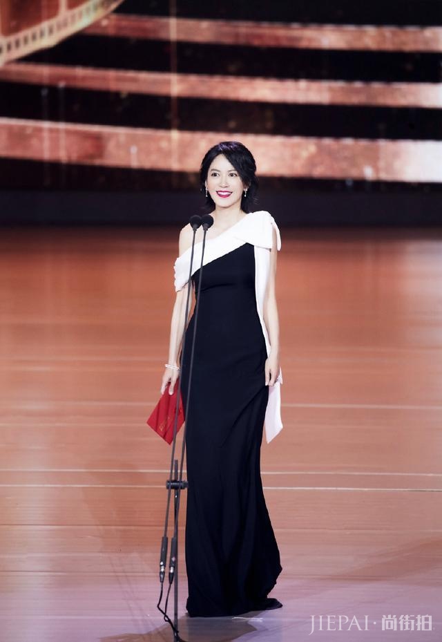 47岁俞飞鸿真厉害！身穿黑色鱼尾裙登台领奖美得惊艳，女人味十足
