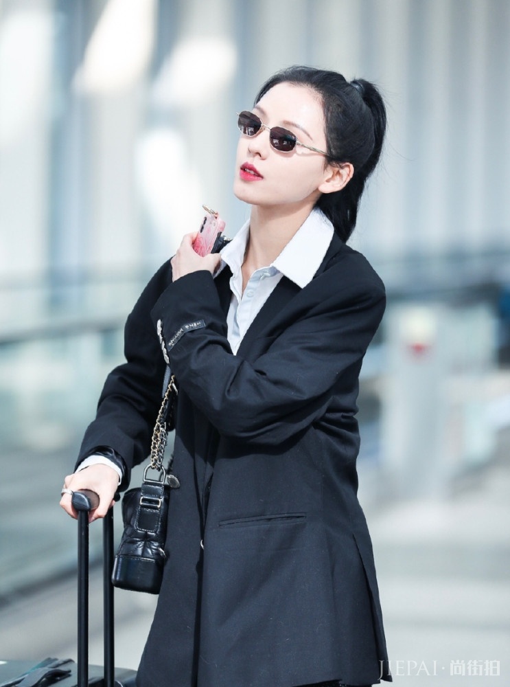 张予曦扎马尾辫发型搭配西装短裙,小鸟腿抢眼又抢镜