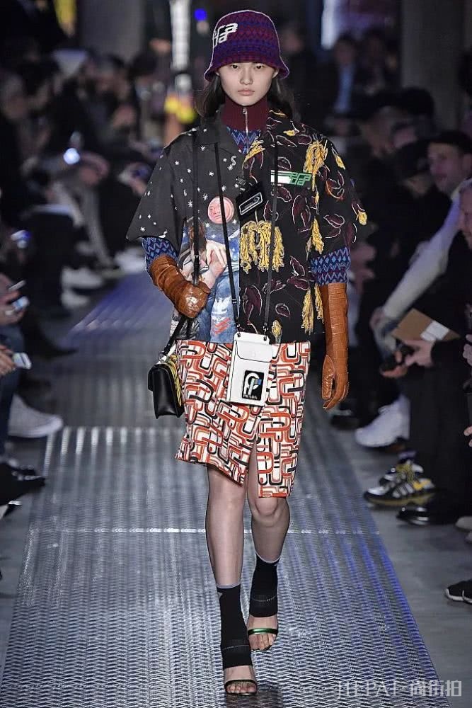 时尚圈的黑科技挂脖包你尝试过吗?