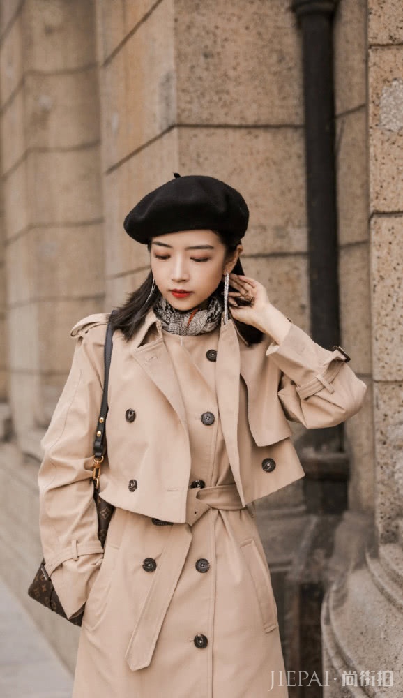 时尚博主教你个子160左右女生日常穿搭指南，用贝雷帽和卡其色风衣穿出时尚优雅