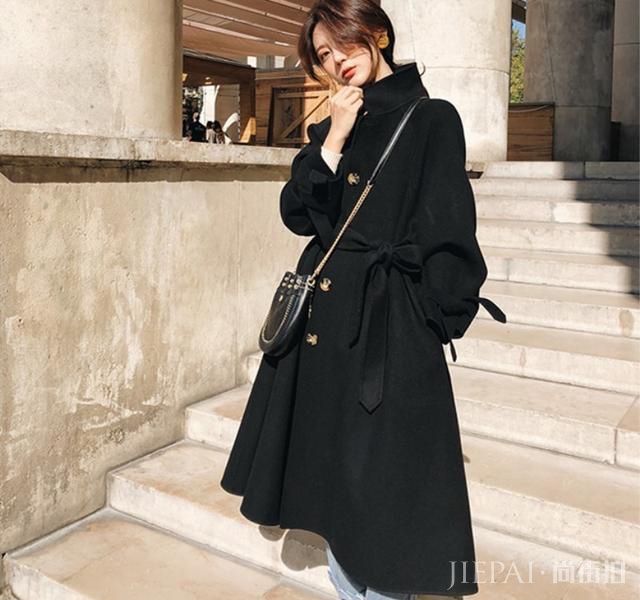 一件粉色大衣让你秋冬穿起来温暖又减龄，拥有十足女人味