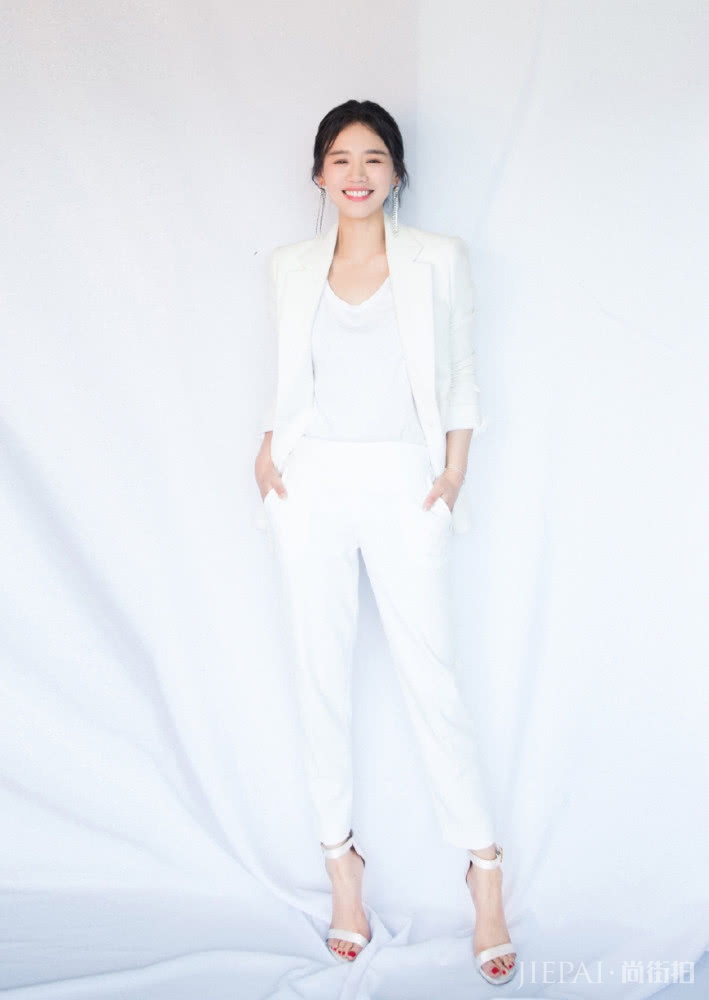 马思纯太会穿！连体袜当打底裤来穿，这是要来新一轮时尚吗？