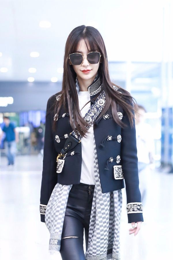 杨颖解锁了围巾新搭法，我还以为是穿了一件风衣？