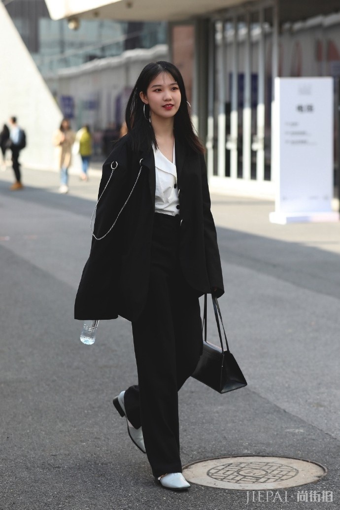 街拍:穿搭新潮的小姐姐,个性的穿搭,前卫范儿十足!