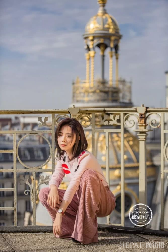 什么是时髦高级感?素有“穿搭教科书”的谭松韵在巴黎街头扭腰示范