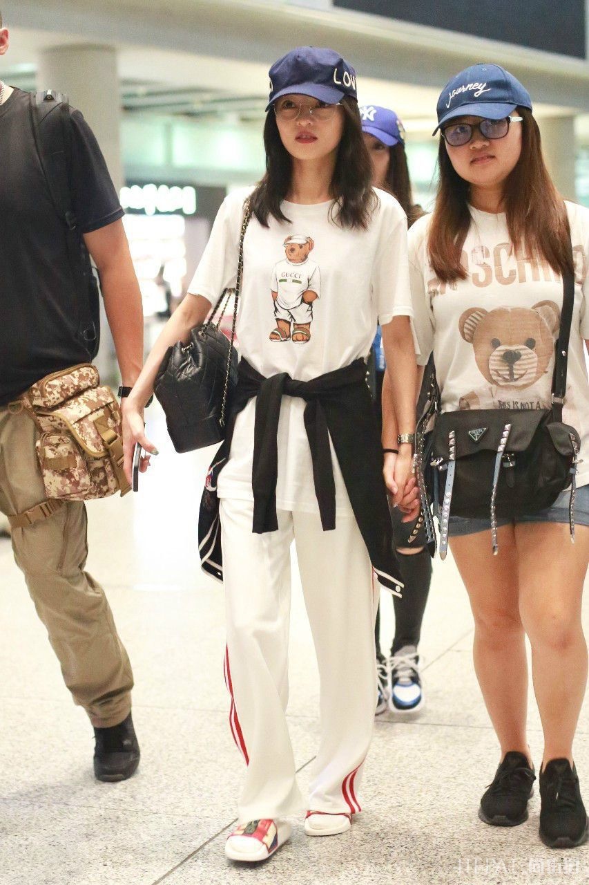 漫画女张韶涵头戴水钻紧箍咒,充满女神光环