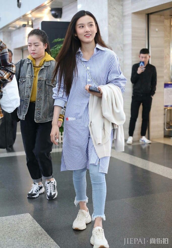 宋祖儿也会穿错衣，一件百搭款暴露了自己的身材缺陷！