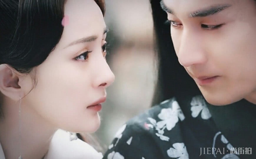 32岁杨幂硬穿出了18岁的样子!白色短袖+黄色吊带裙,真美