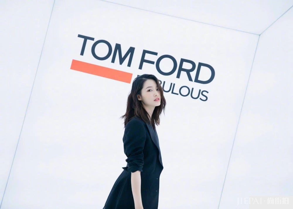 李沁终于换风格啦 ，西装配蕾丝纱裙秒变御姐