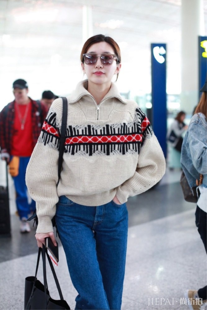 江疏影现身机场,爱穿“针织衫”美丽挡不住