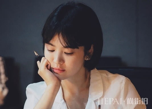 宋慧乔短发搭粉色连衣裙，清纯少女秒变职场女强，新剧照再度惊艳