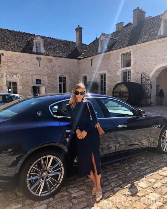 又到了穿毛衣的季节 配上一条半裙让你穿的更好看