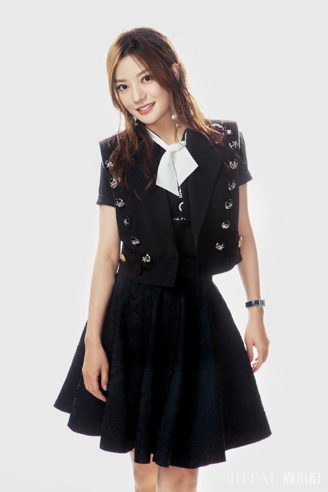 赵薇瘦后美得太高级!百褶裙搭出了少女感,身材终于配得上脸了