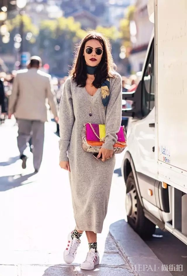 欧美街拍 看潮人冬天穿毛衣戴项链，气质迷人又保暖