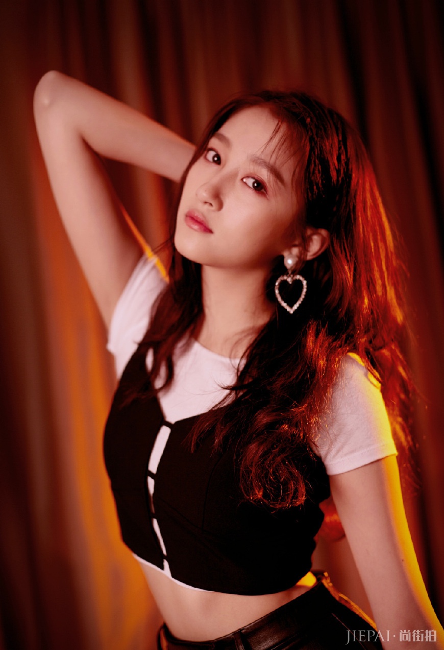 21岁关晓彤终于穿对了，大妈印花裙穿出时尚大片感，气质好真任性