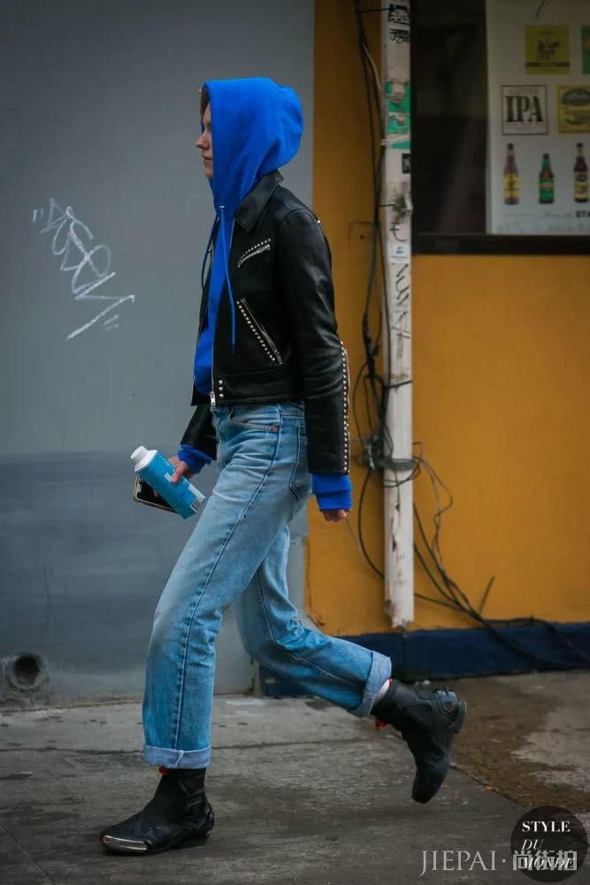 卫衣+牛仔裤=在2018秋冬街拍真的时髦炸了